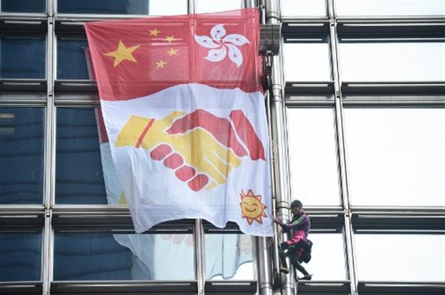 'french spiderman' unfurls peace banner in hk
