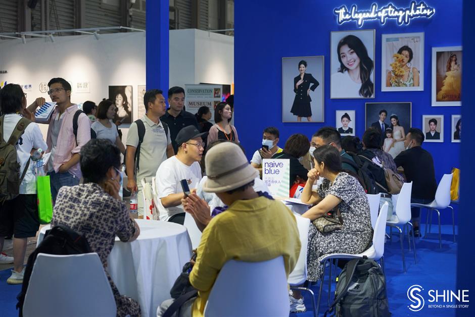 thriller or booster? how ai transforms traditional photography studios