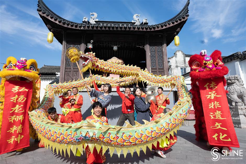 enjoy traditional culture on sanlin old street