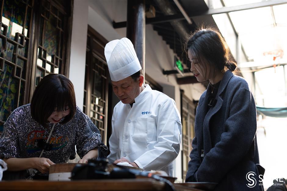 enjoy traditional culture on sanlin old street