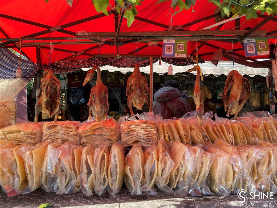 enjoy traditional culture on sanlin old street