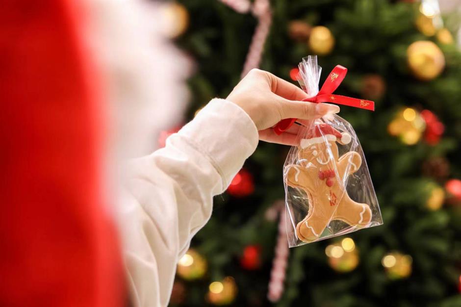'gingerbread dreamland' brings joy to downtown jing'ansi