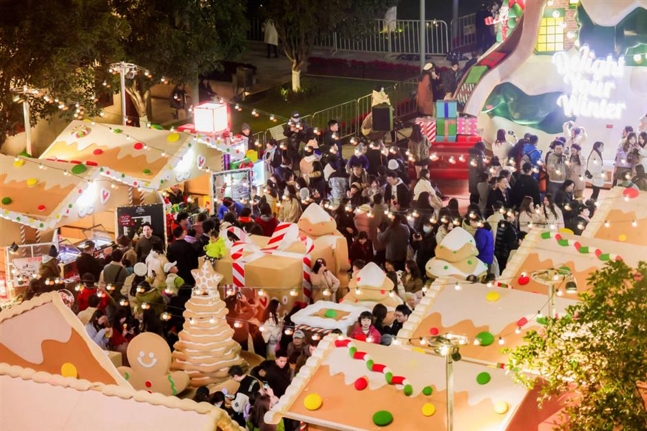 'gingerbread dreamland' brings joy to downtown jing'ansi