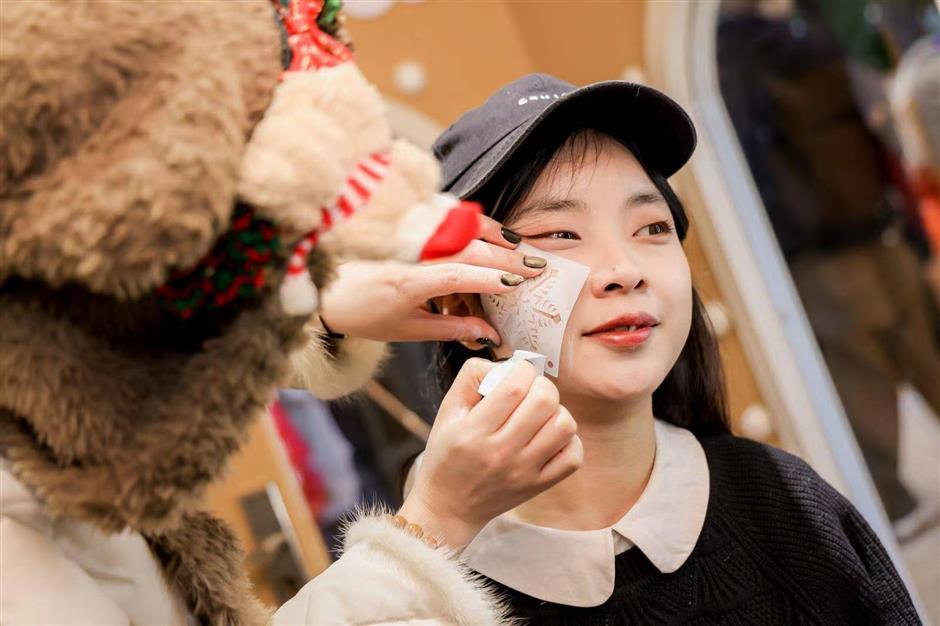 'gingerbread dreamland' brings joy to downtown jing'ansi
