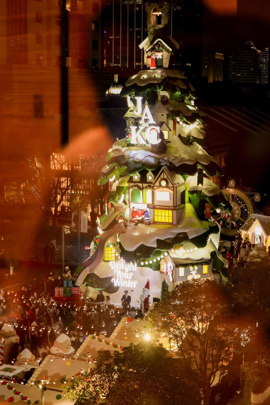 'gingerbread dreamland' brings joy to downtown jing'ansi