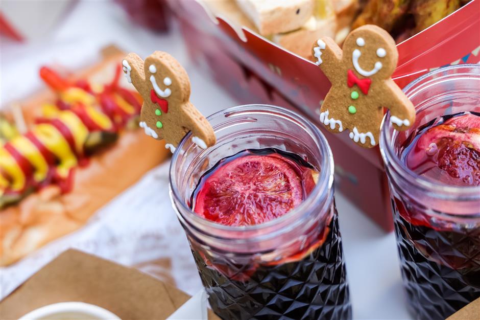 'gingerbread dreamland' brings joy to downtown jing'ansi